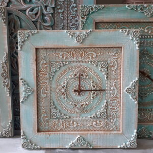 Handgemaakte houten klok 50 x50 cm l.blauw