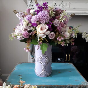 Mooi lila/paars bloemstuk in vaas.