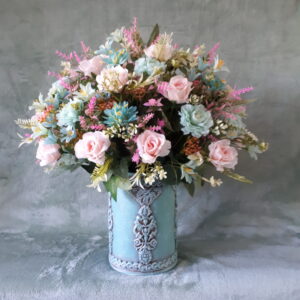 Heel mooi boeket met L.blauwe vaas 50cm hoog