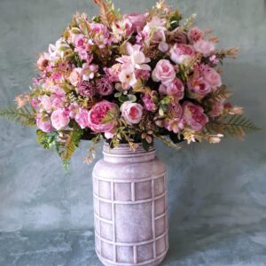 Geweldig mooi groot bloemstuk met roze vaas