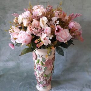 Hele mooie witte bedrukte vaas met mooi boeket